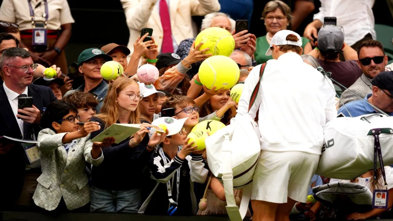 Jannik Sinner demolisce l'avversario in 58 minuti e scatena 100.000 ricerche: cosa sta succedendo al tennis italiano 2025-10-22T18:40:07.560Z"
