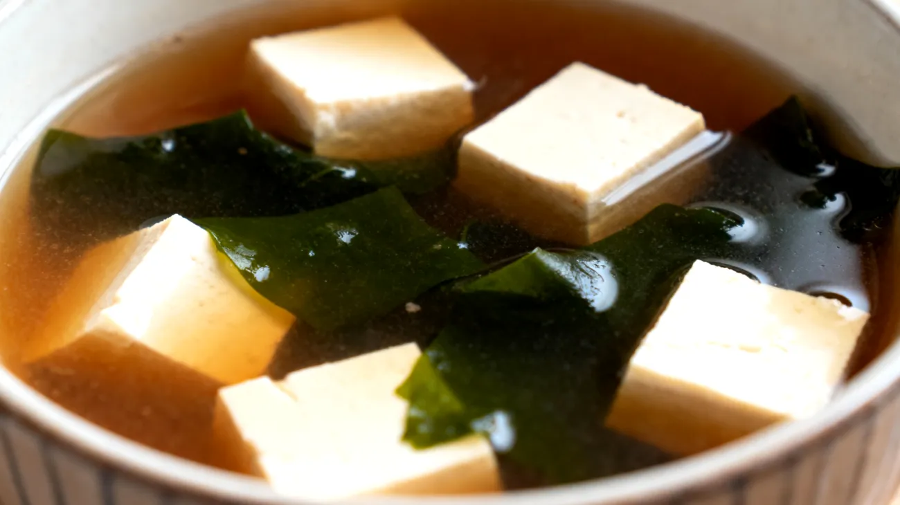 Zuppa di miso con tofu e wakame"