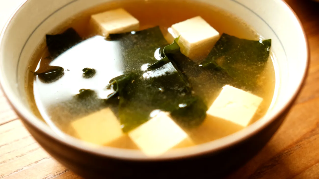 Zuppa di miso con wakame e tofu"